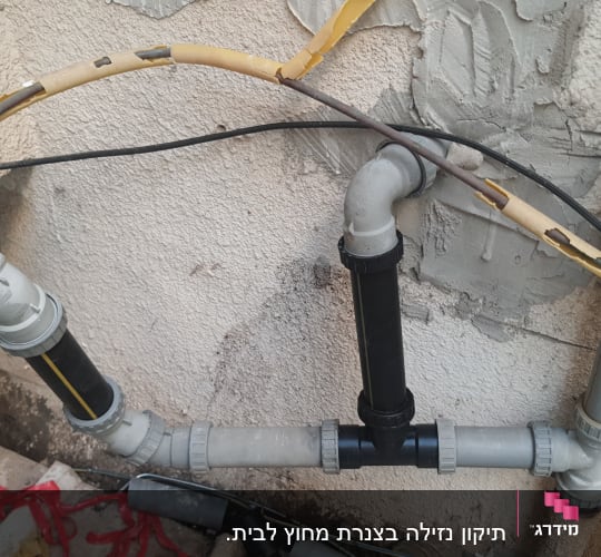 צינורות פלסטיק מחוברים לקיר עם מחברים